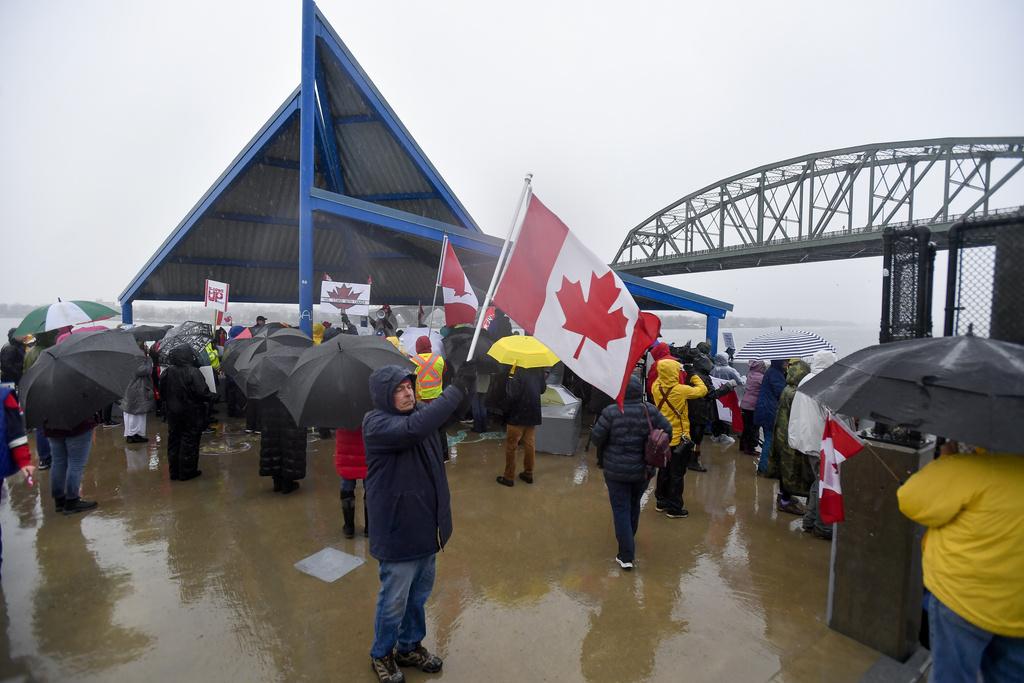 美國民眾近日在紐約州水牛城遊行, 聲援加拿大。(美聯社)