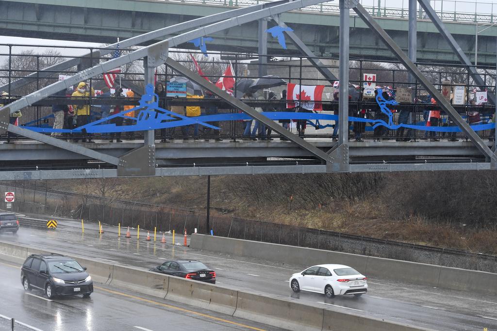 美國民眾近日在紐約州水牛城遊行, 聲援加拿大。(美聯社)