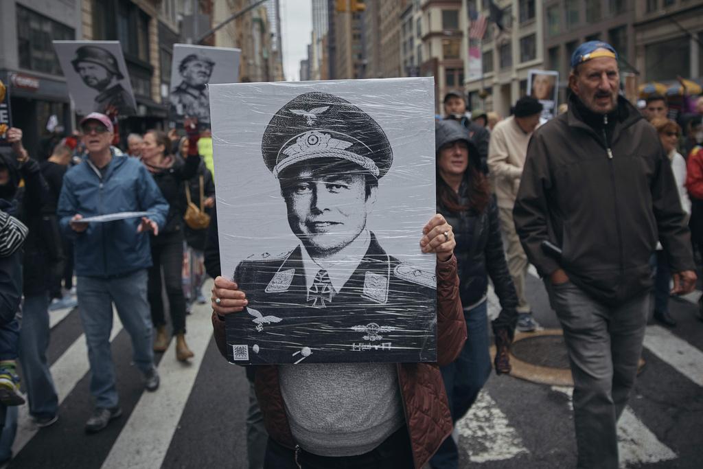 美國各地周日有過千場示威,反對特朗普和馬斯克推行的措施,有民眾把馬斯克描繪成納粹分子。(資料圖片)