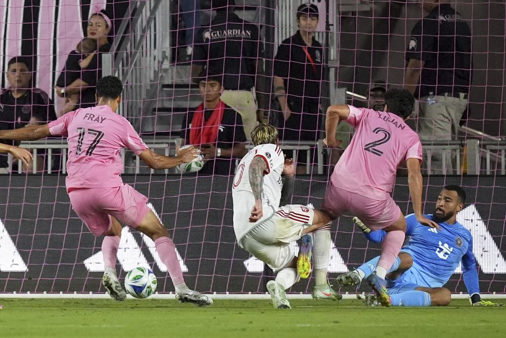 貝拿迪斯治為多倫多打開紀錄。(美聯社)