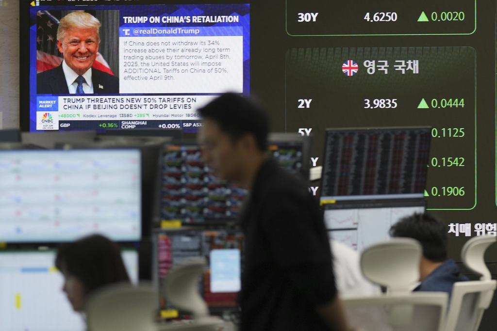 南股一開市便見全日高位,但收市時升幅收窄至不足1%,報2,334點。(AP)