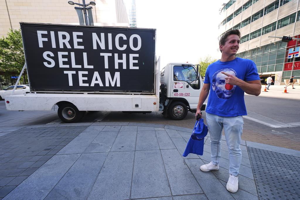 達拉斯球迷在場外要求解僱獨行俠總監。(美聯社)