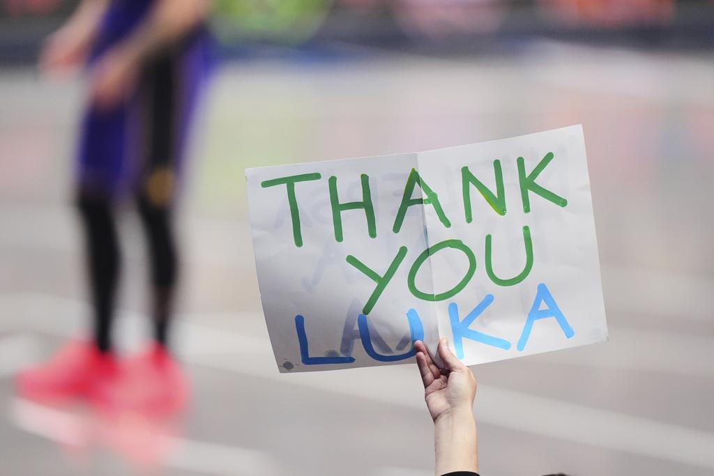 獨行俠球迷賽前歡迎當錫。(美聯社)