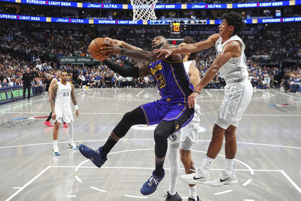 湖人112:97擊敗獨行俠。(美聯社)