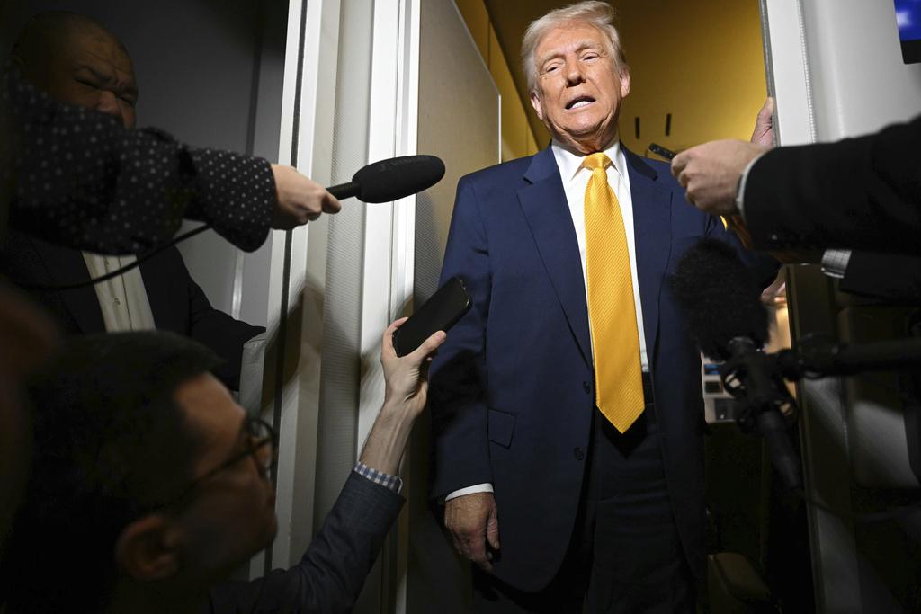 特朗普於空軍一號向傳媒表示,相關半導體等關稅細節會在美東時間周一(14日)公布。(AP)