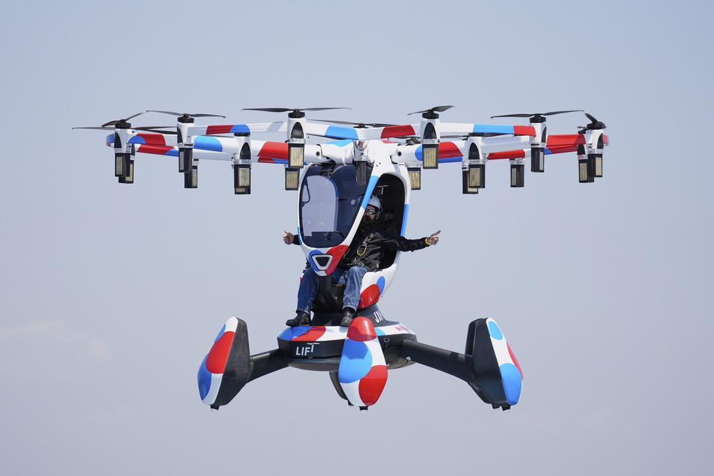 大阪世博會展示的可載人無人機。(美聯社)