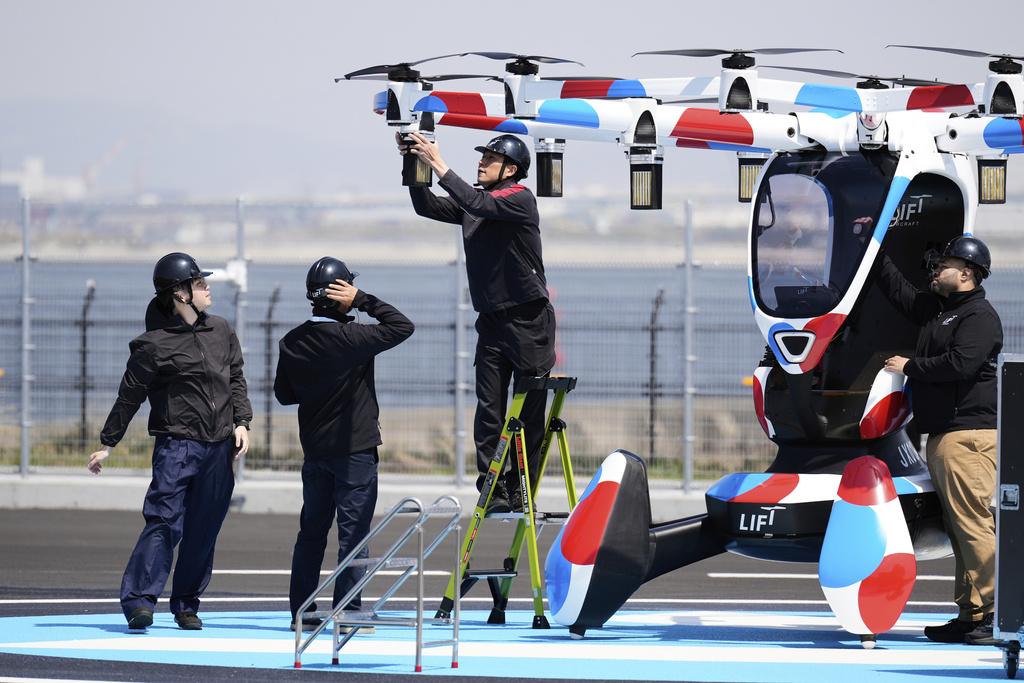 大阪世博會展示的可載人無人機。(美聯社)