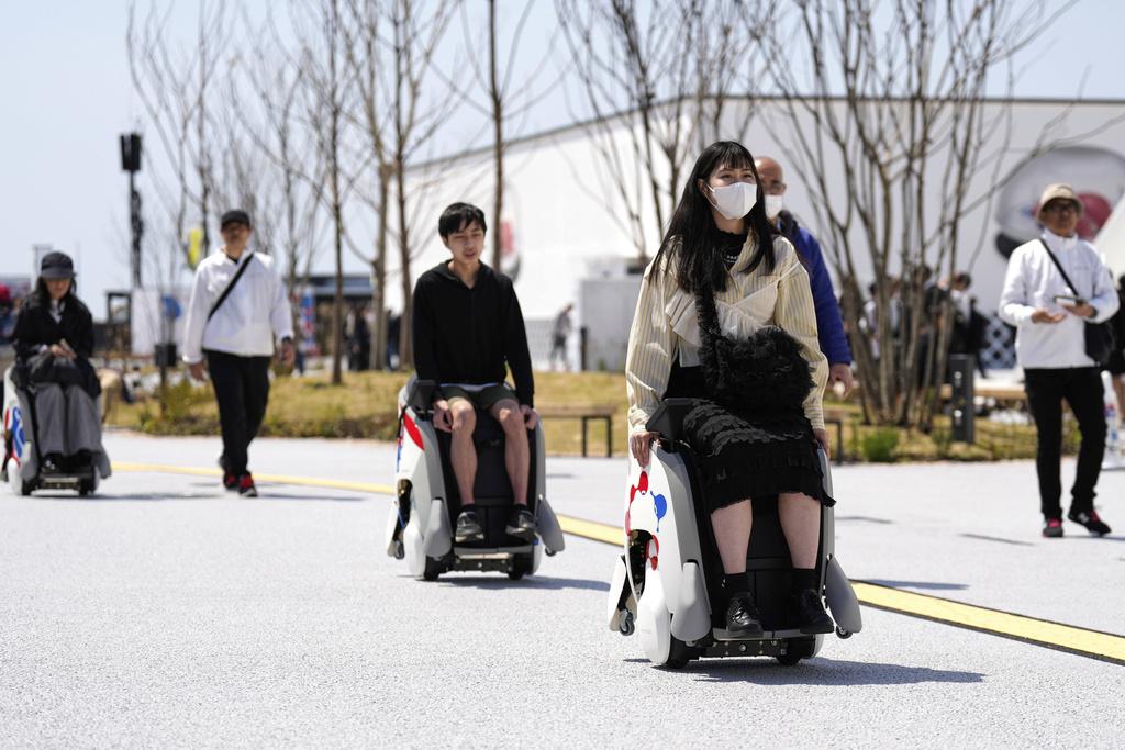 大阪世博會展示的行走坐椅。(美聯社)