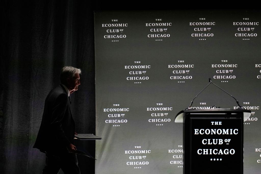 鮑威爾周三於芝加哥經濟俱樂部發表講話,並首度對特朗普的關稅政策作正面回應。(AP)