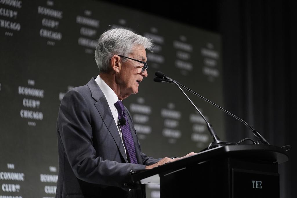 鮑威爾周三於芝加哥經濟俱樂部發表講話,並首度對特朗普的關稅政策作正面回應。(AP)