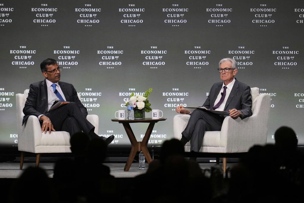 鮑威爾周三於芝加哥經濟俱樂部發表講話,並首度對特朗普的關稅政策作正面回應。(AP)