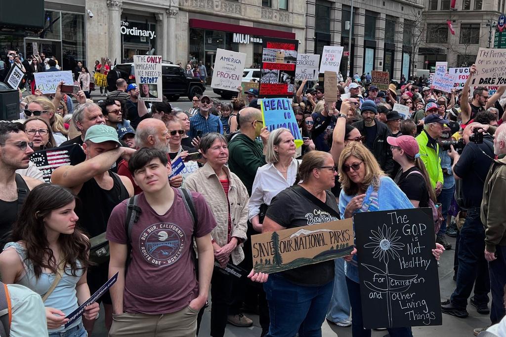 在紐約,大批示威者聚集在主要圖書館外,手持寫上「美國沒有國王」、「抵抗暴政」等標語。(AP)