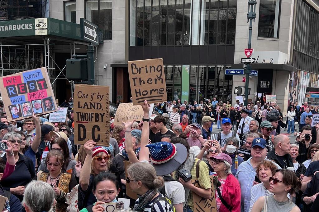 在紐約,大批示威者聚集在主要圖書館外,手持寫上「美國沒有國王」、「抵抗暴政」等標語。(AP)
