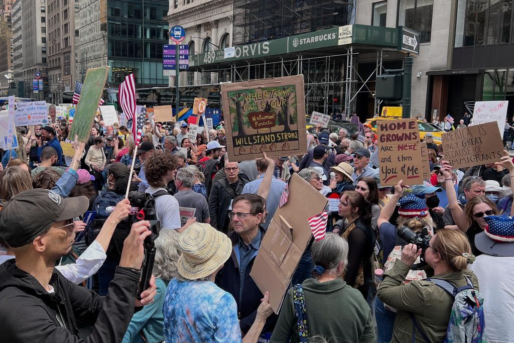 在紐約,大批示威者聚集在主要圖書館外,手持寫上「美國沒有國王」、「抵抗暴政」等標語。(AP)