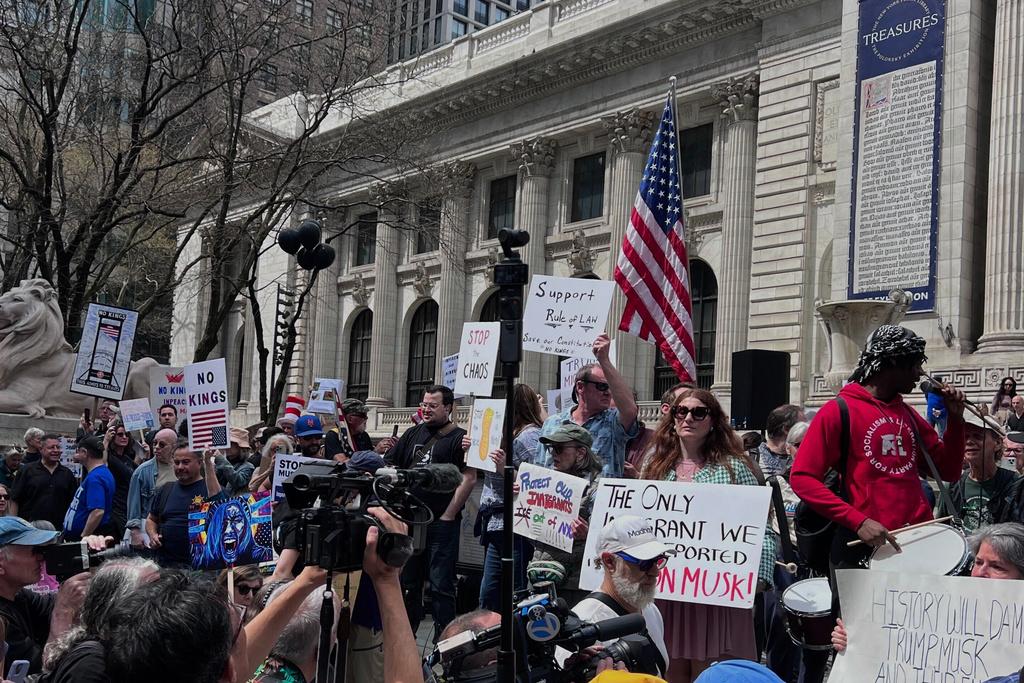 在紐約,大批示威者聚集在主要圖書館外,手持寫上「美國沒有國王」、「抵抗暴政」等標語。(AP)