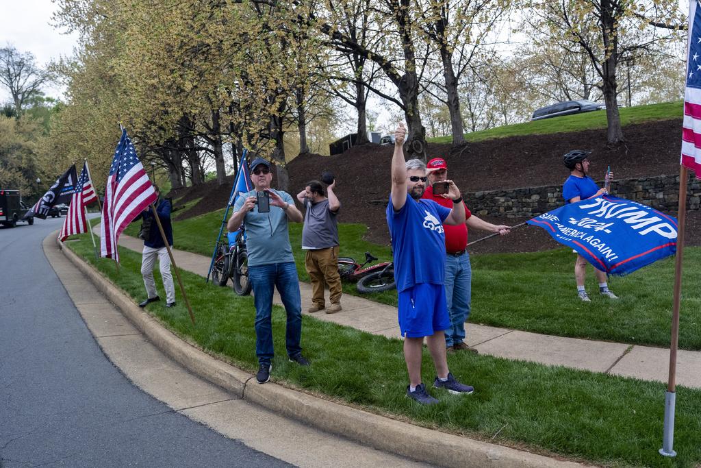 支持者揮手向特朗普車輛歡呼。(AP)