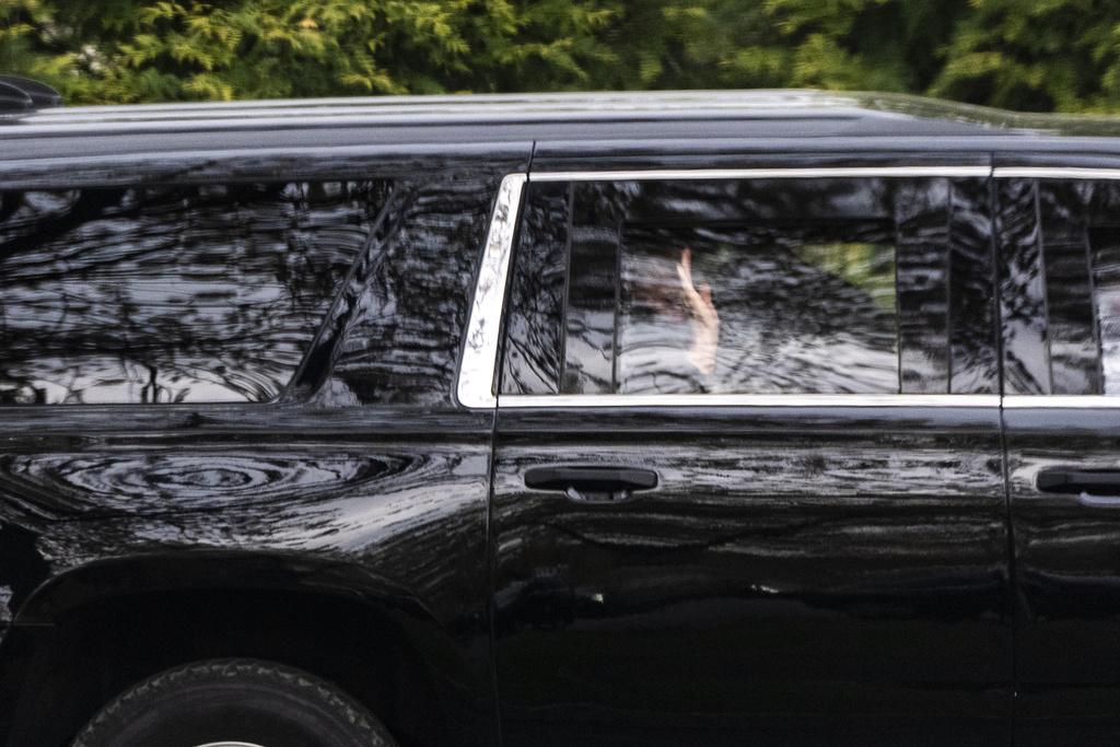 特朗普周六在維吉尼亞州斯特林的國家高爾夫俱樂部離開時揮手致意。(AP)