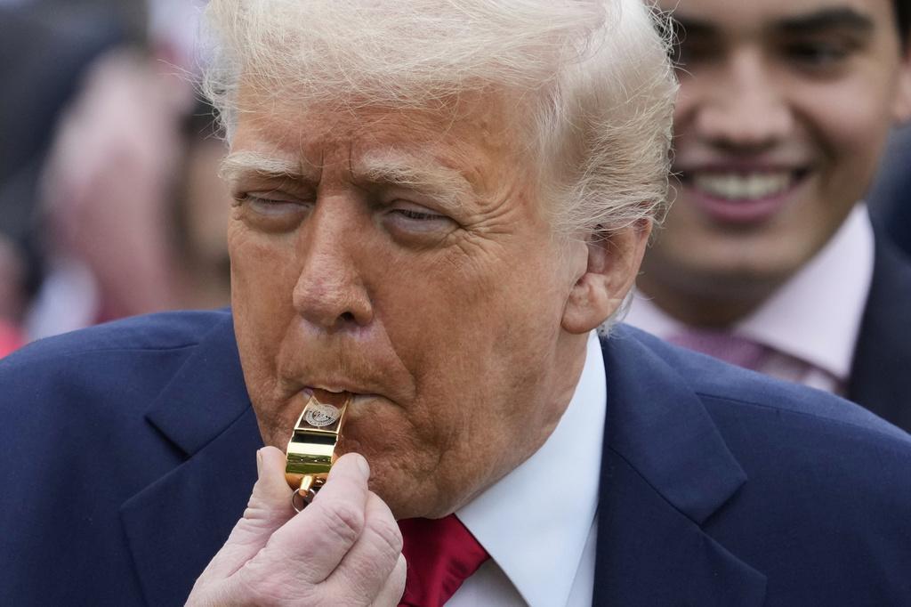 特朗普指,美方正積極與中國就貿易問題進行對話,並指將會與對方達成公平協議。(AP)