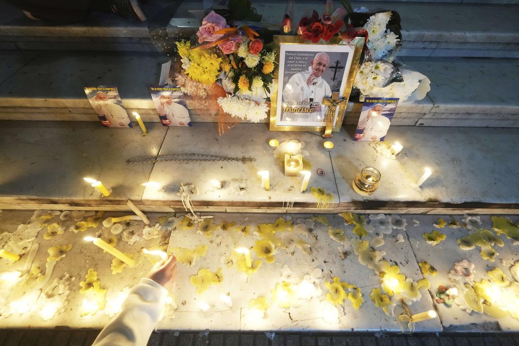 阿根廷首都布宜諾斯艾利斯的教徒在街頭放置鮮花洋燭,悼念方濟各。(美聯社)