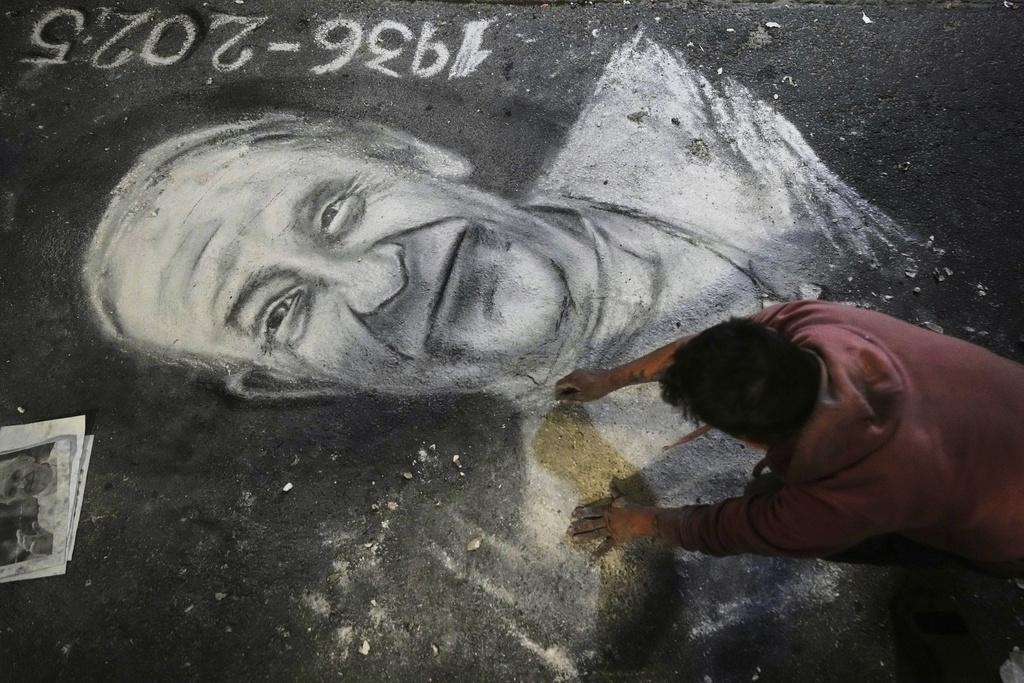 阿根廷首都布宜諾斯艾利斯一名街頭藝術家用粉筆繒畫方濟各肖像。(美聯社)