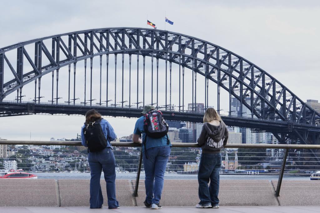 教宗方濟各逝世,澳洲悉尼港灣大橋下半旗致哀。(美聯社)