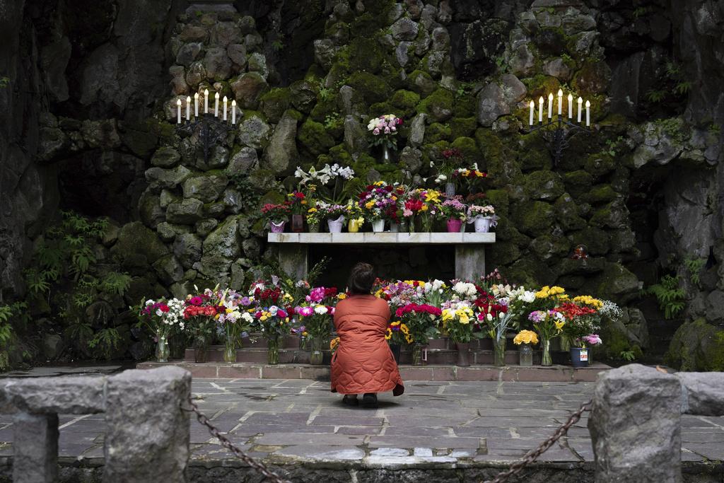 美國俄勒岡州教徒悼念教宗。(美聯社)