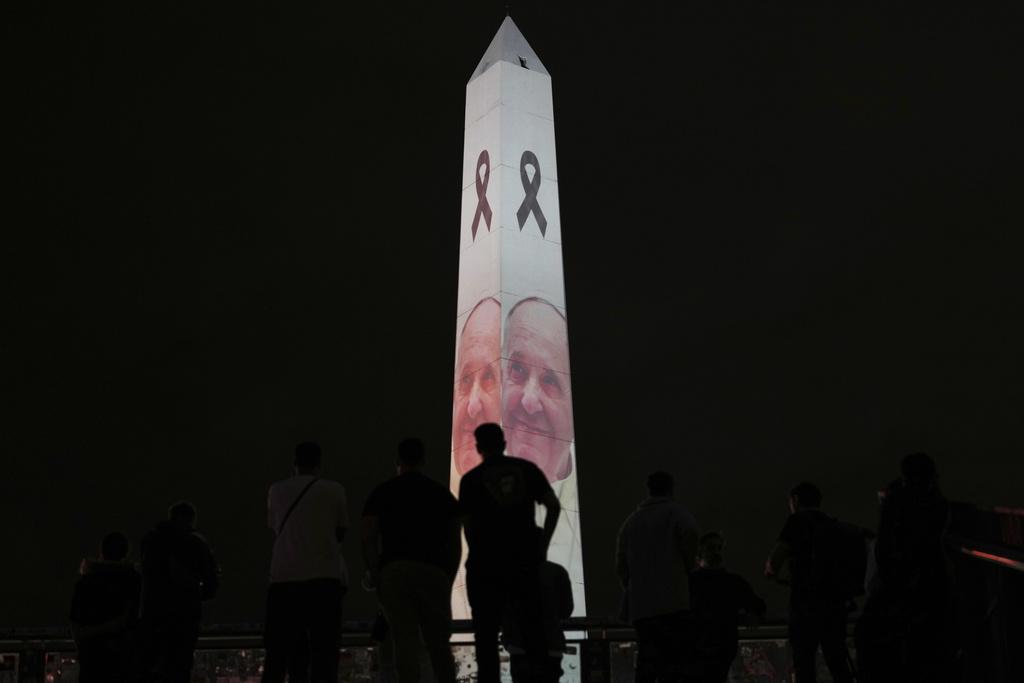 阿根廷首都布宜諾斯艾利斯投射教宗影像。(美聯社)