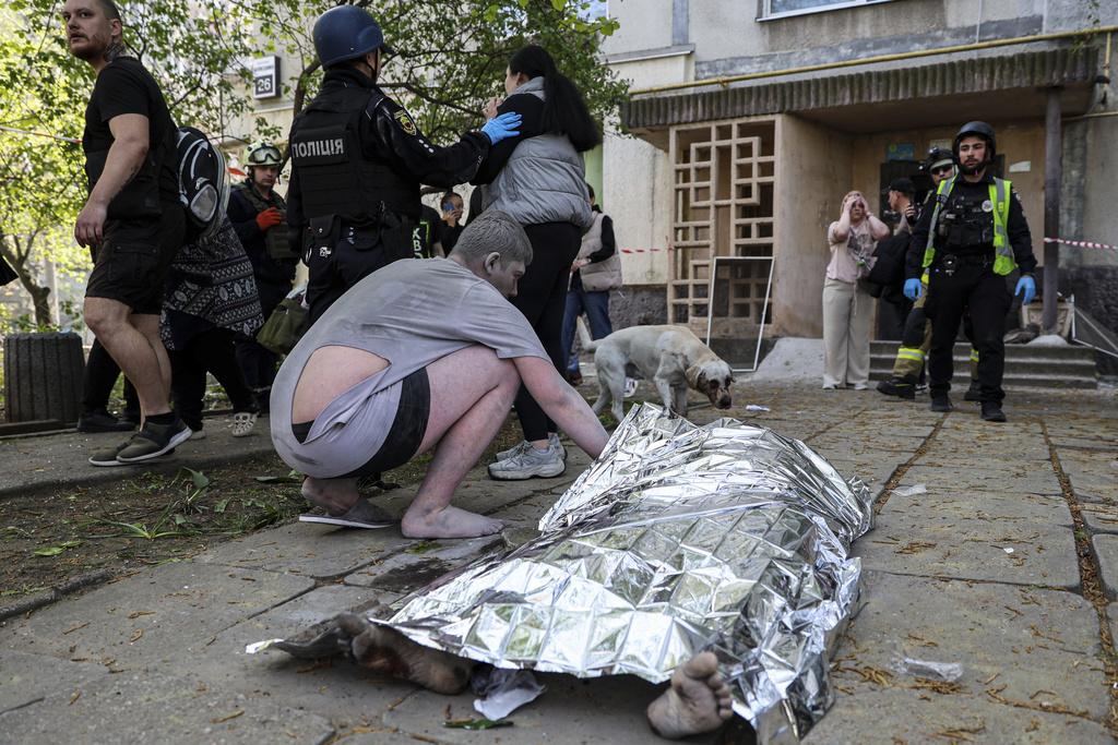 烏克蘭東南部城市札波羅熱一處住宅區周二遭俄軍攻擊,一幢公寓被炮火擊中,有居民死亡。(美聯社)