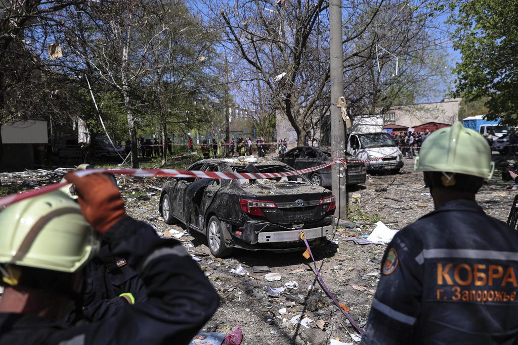 烏克蘭東南部城市札波羅熱一處住宅區周二遭俄軍攻擊,有汽車被炮火摧毀。(美聯社)