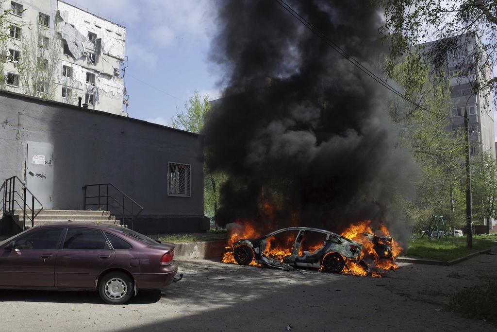 烏克蘭東南部城市札波羅熱一處住宅區周二遭俄軍攻擊,有汽車起火。(美聯社)