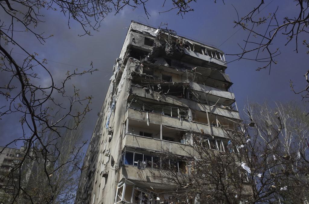 烏克蘭東南部城市札波羅熱一處住宅區周二遭俄軍攻擊,一幢公寓被炮火摧毀。(美聯社)