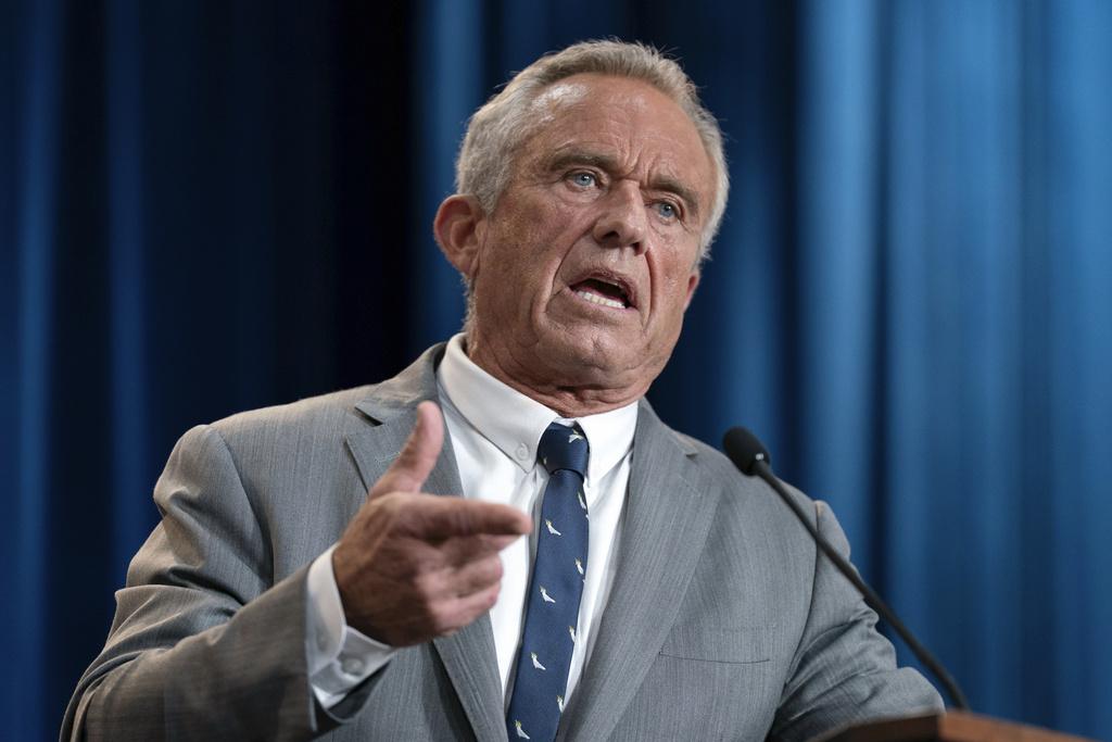 小羅拔‧甘迺迪周二在記者會上發言。(美聯社)