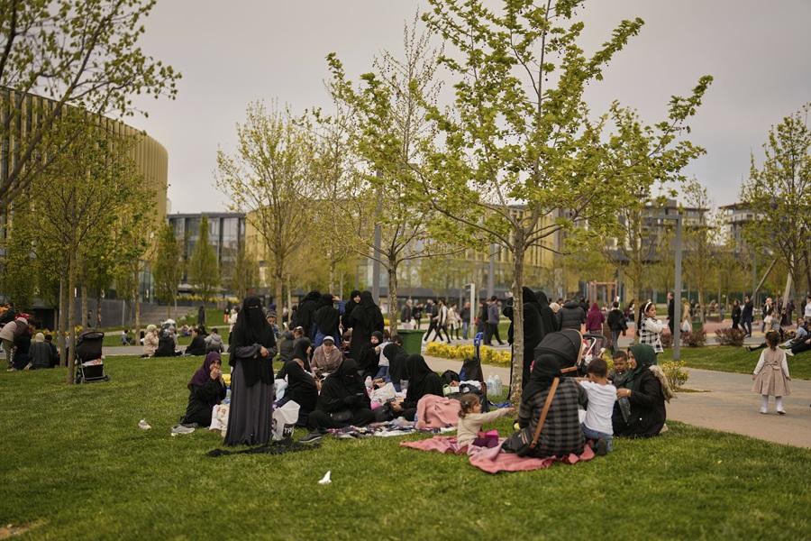 土耳其伊斯坦布爾發生6.2級地震,民眾走到露天地區以防有建築物倒塌。(路透社)