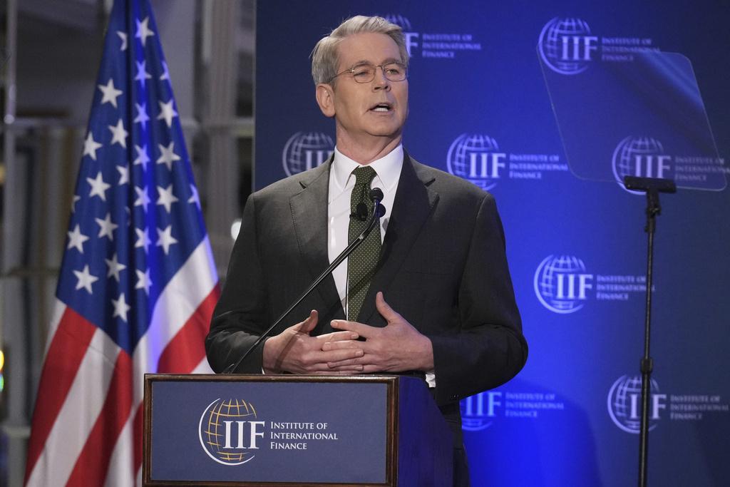 美國財長貝森特稱,美中目前尚無接觸的時間表,並預計貿易的全面再平衡可能需要兩到三年時間。(AP)