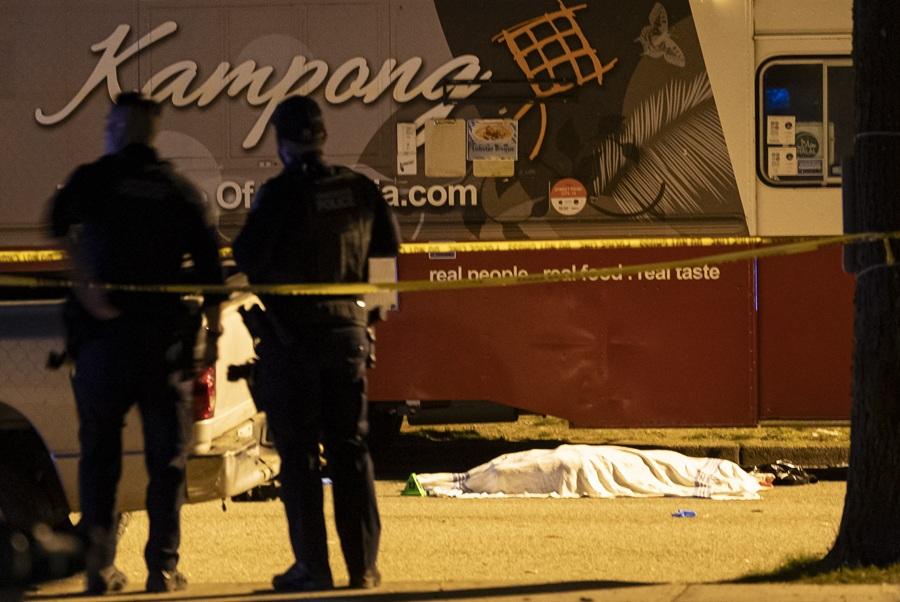 加拿大溫哥華汽車撞人群釀多人死傷,遇難者遺體被白布覆蓋。(美聯社)