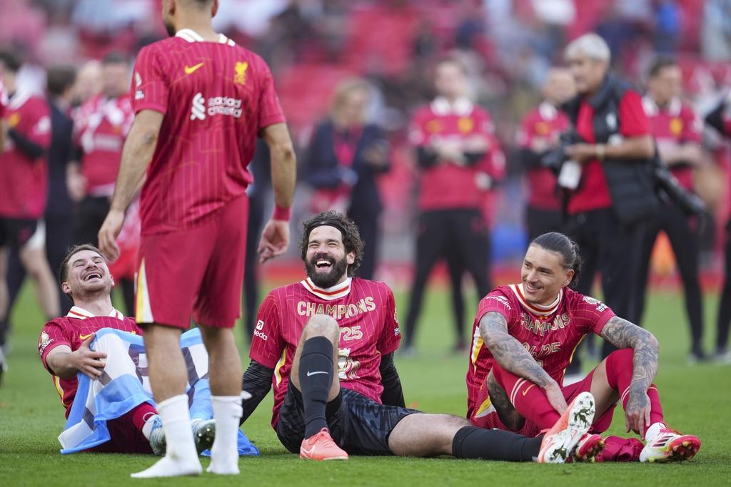 達雲紐尼斯(右)入球能力不足,或會被利物浦賣走。