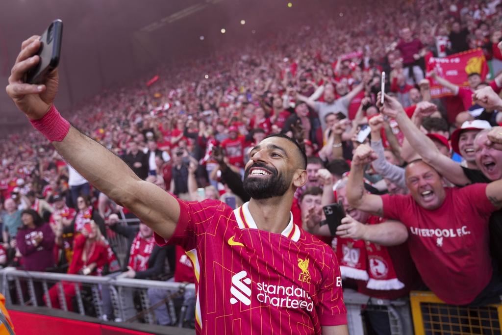 利物浦擊敗熱刺後贏得2024/2025英超冠軍,沙拿與球迷Selfie。(美聯社)