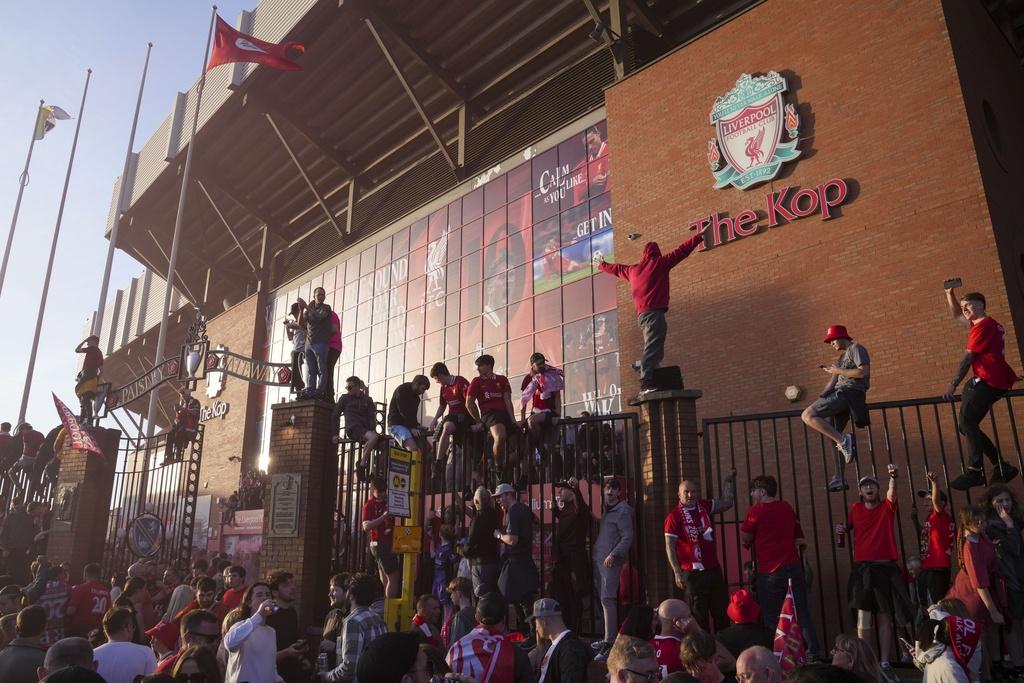 利物浦擊敗熱刺後贏得2024/2025英超冠軍,球迷在晨晏菲路場外慶祝。(美聯社)