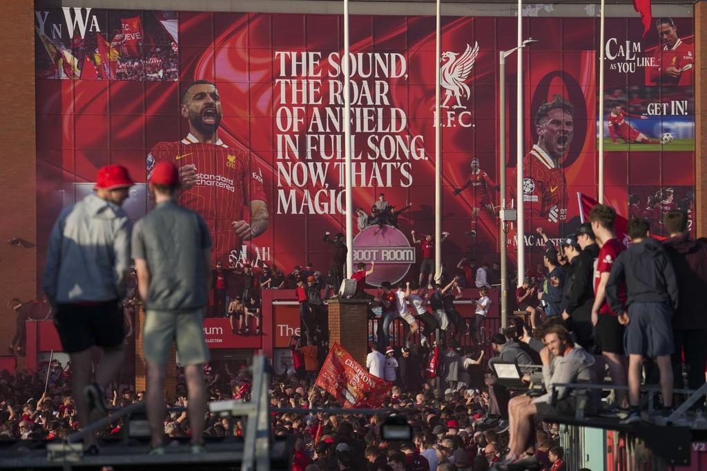 利物浦擊敗熱刺後贏得2024/2025英超冠軍,球迷在晨晏菲路場外慶祝。(美聯社)