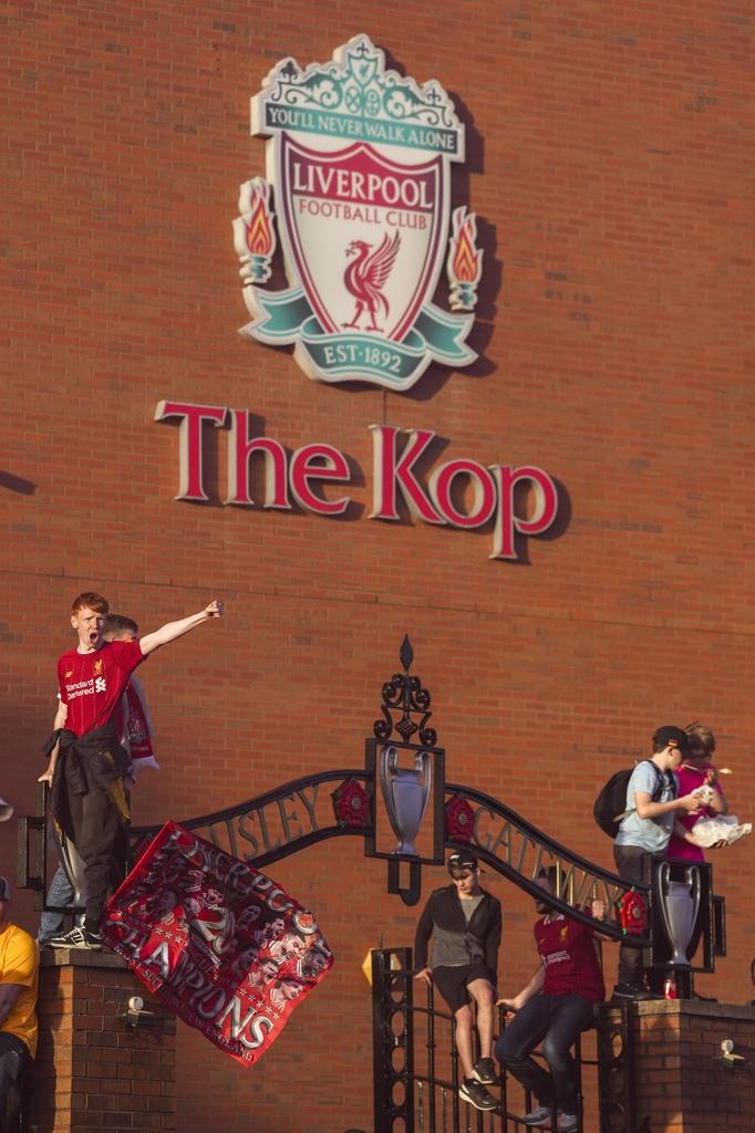 利物浦擊敗熱刺後贏得2024/2025英超冠軍,球迷在晨晏菲路場外慶祝。(美聯社)