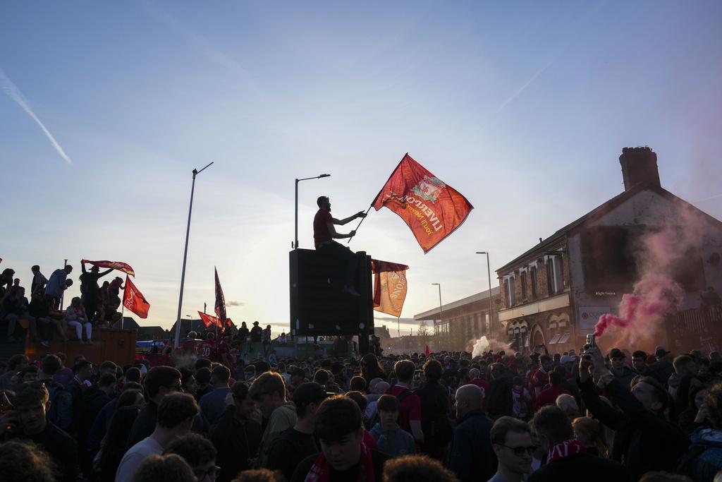 利物浦擊敗熱刺後贏得2024/2025英超冠軍,球迷在晨晏菲路場外慶祝。(美聯社)