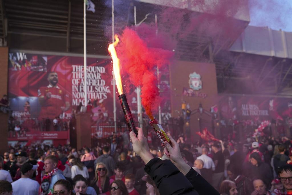 利物浦擊敗熱刺後贏得2024/2025英超冠軍,球迷在晨晏菲路場外慶祝。(美聯社)