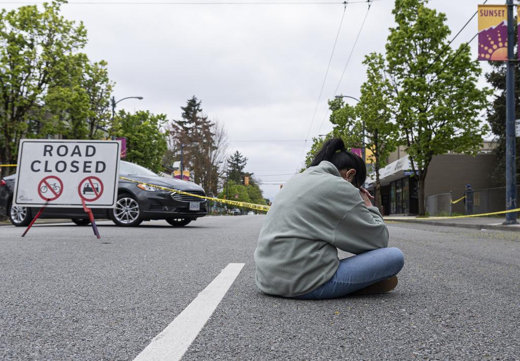 民眾在案發現場的封鎖線外祈禱悼念。(資料圖片)