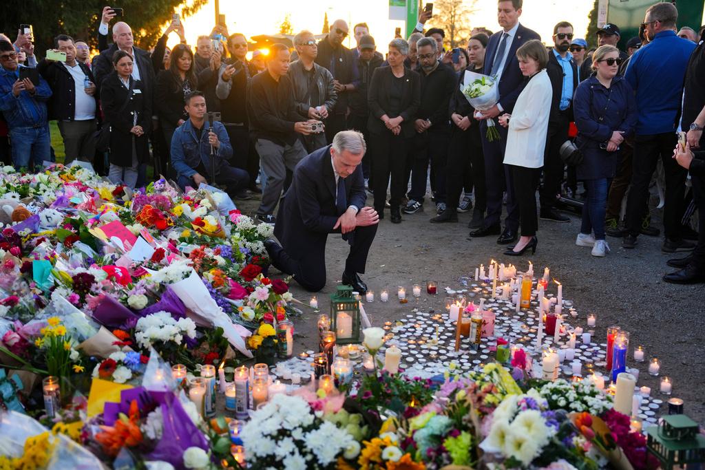 加拿大自由黨領袖卡尼到場獻花悼念死者。(資料圖片)