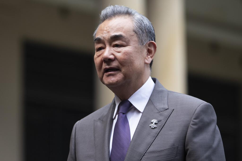 特朗普關稅戰|王毅:妥協退縮只會讓霸凌者得寸進尺。(美聯社)