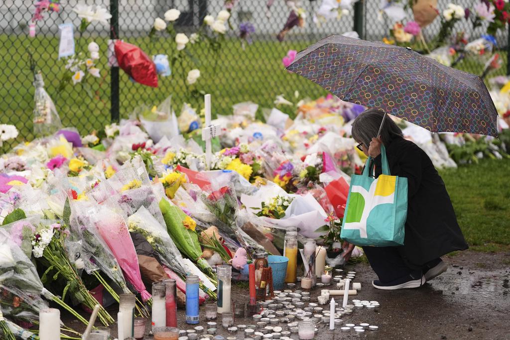 民眾放置鮮花悼念死者。(資料圖片)