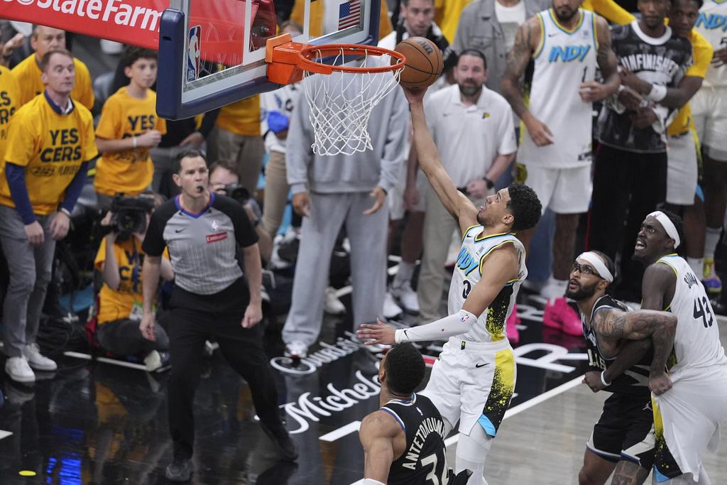 夏利貝利關鍵的上籃,令溜馬得以119:118反勝公鹿。(美聯社)