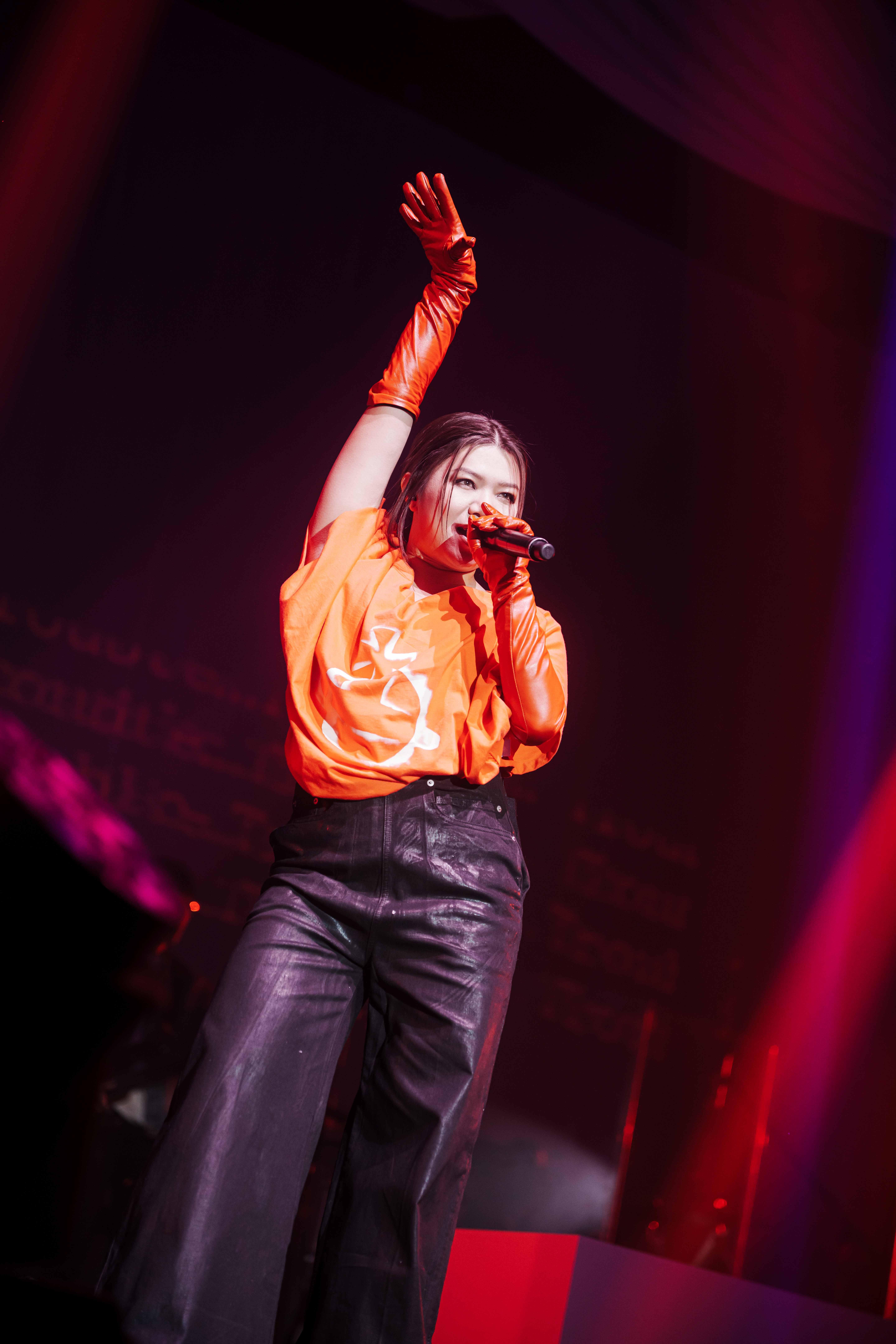 小巧在唱出《精神餵飼》前,叫全場觀眾準備起身跳舞。