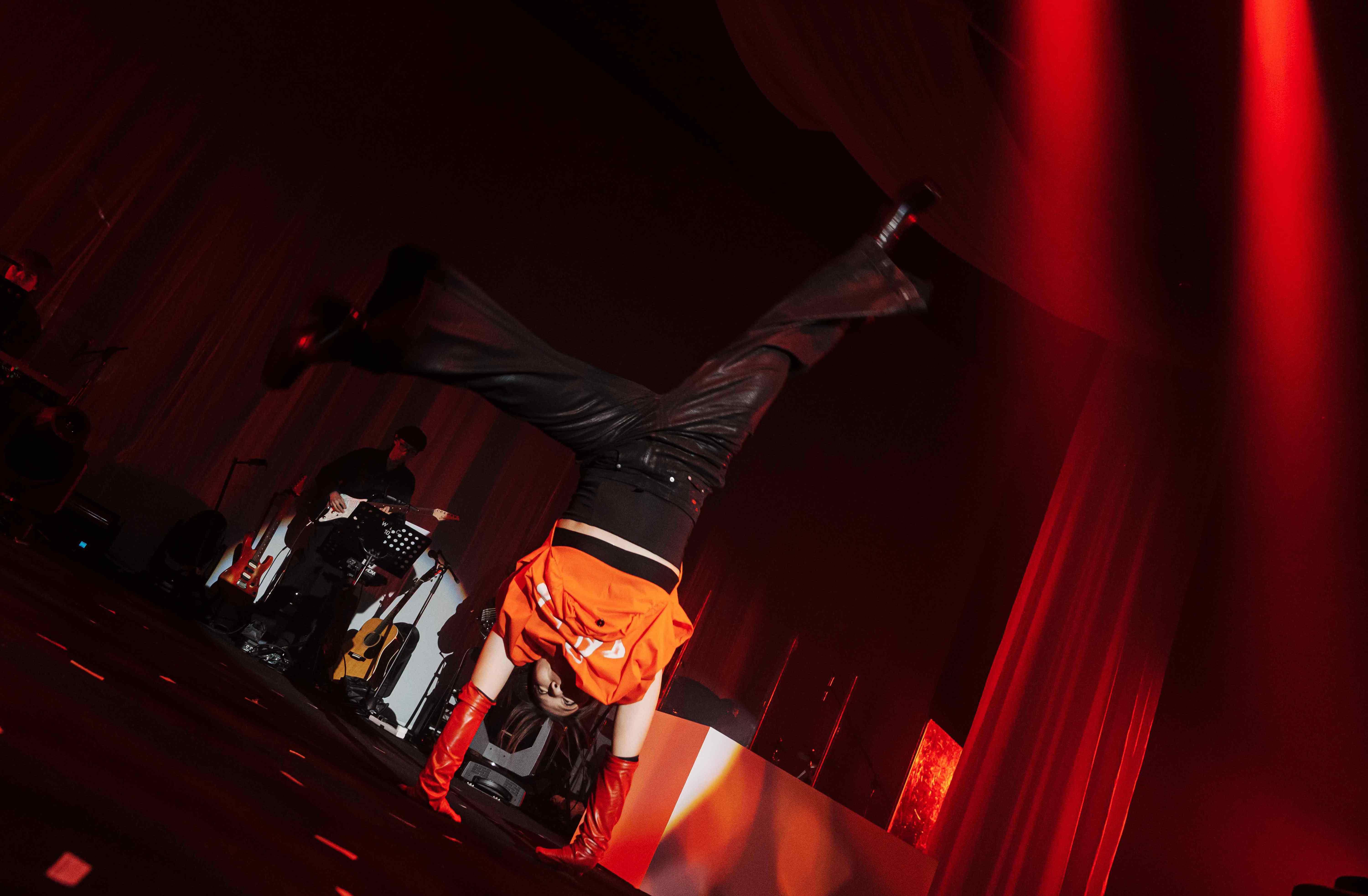 小巧唱《兩溝》時更打側手翻,觀眾們不禁「嘩」聲四起。