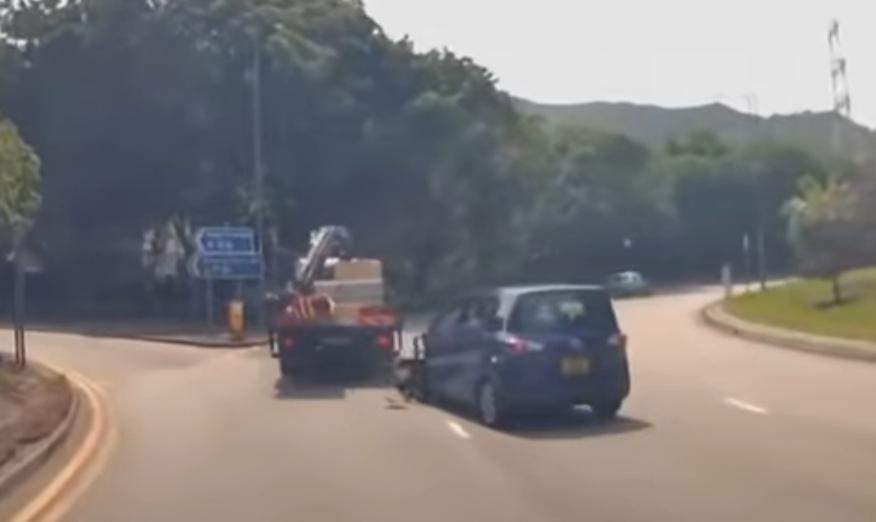 元朗發生車禍,有人不顧而去。(fb「車cam L(香港群組)」圖片)